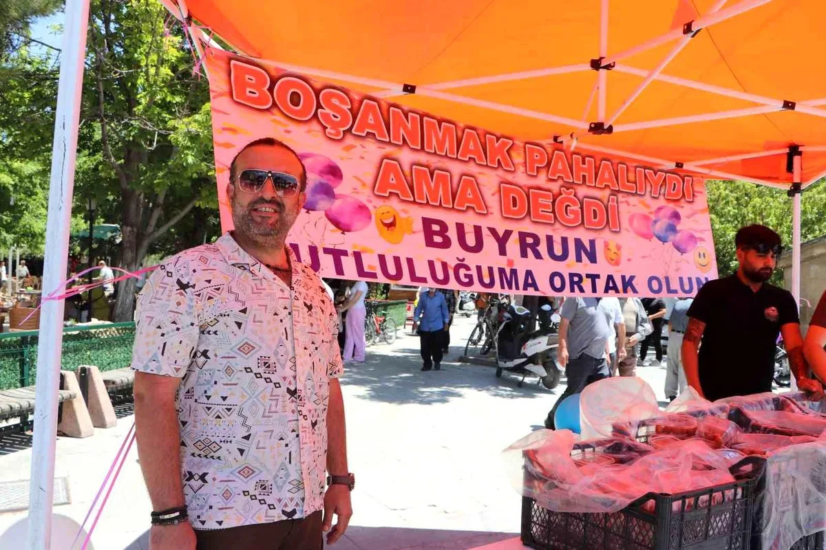 Gurbetçi boşanmasını lokma dağıtarak kutladı