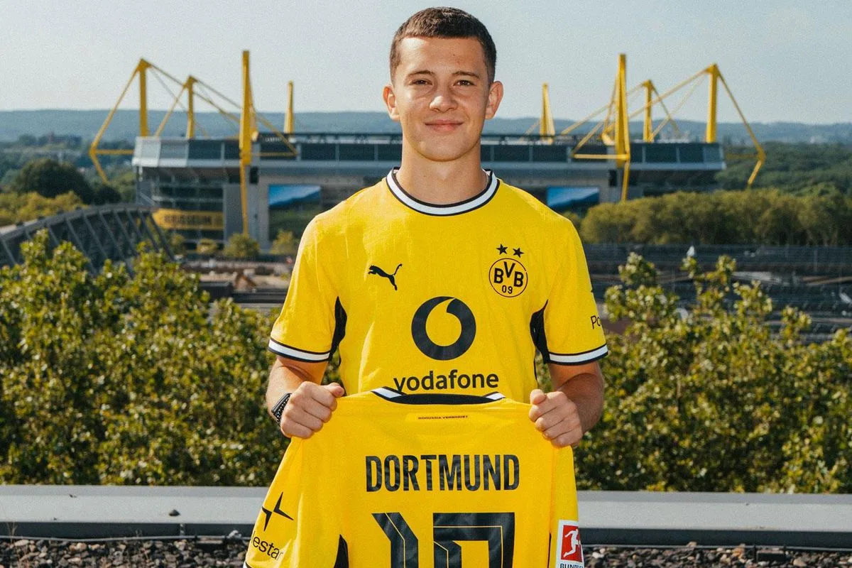Dortmund'dan 18 yaşındaki yıldıza servet! Çuval çuval para verip formayı giydirdiler
