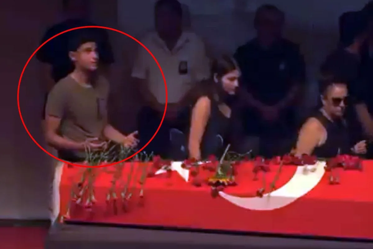 Cenazede herkes geçip giderken kabri başında dua eden o genç kim?