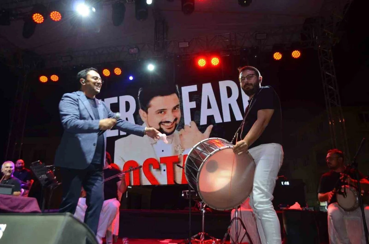 Manisa Selendi'de festival coşkusu, Ömer Faruk Bostan konserinde meydanı doldurdu