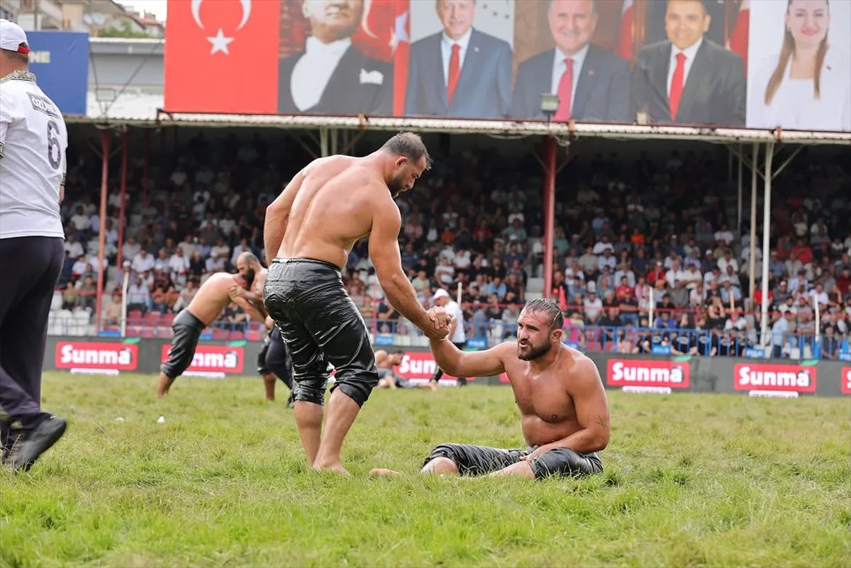 Milli güreşçi Feyzullah Aktürk, Yağlı Güreş Ligi'nde 107 puanla şampiyon oldu