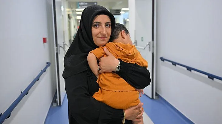 Milyonda bir kişide görülüyor! 33 yaşındaki anne morluklarından kurtuldu: '12 yıllık büyük özlem'