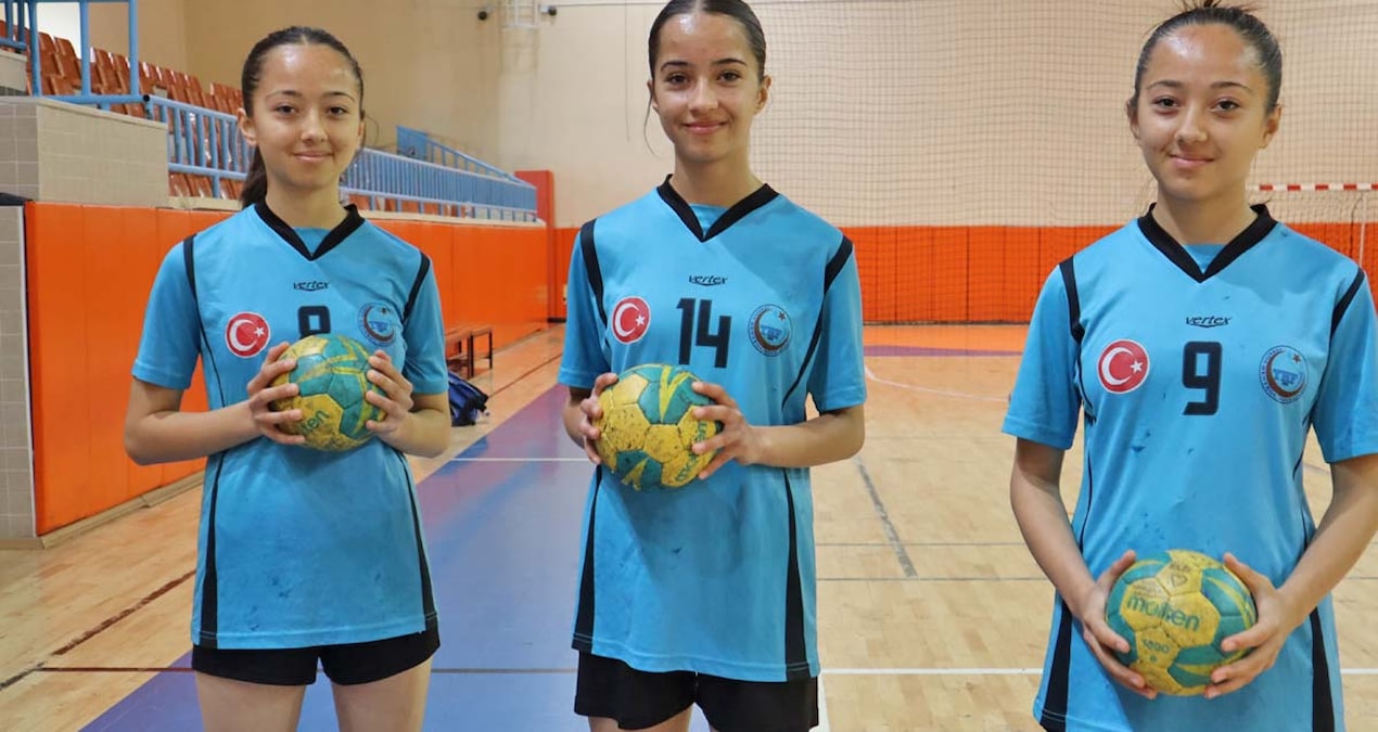 Üçüz kardeşler aynı okulda okuyup, aynı takımda oynuyor